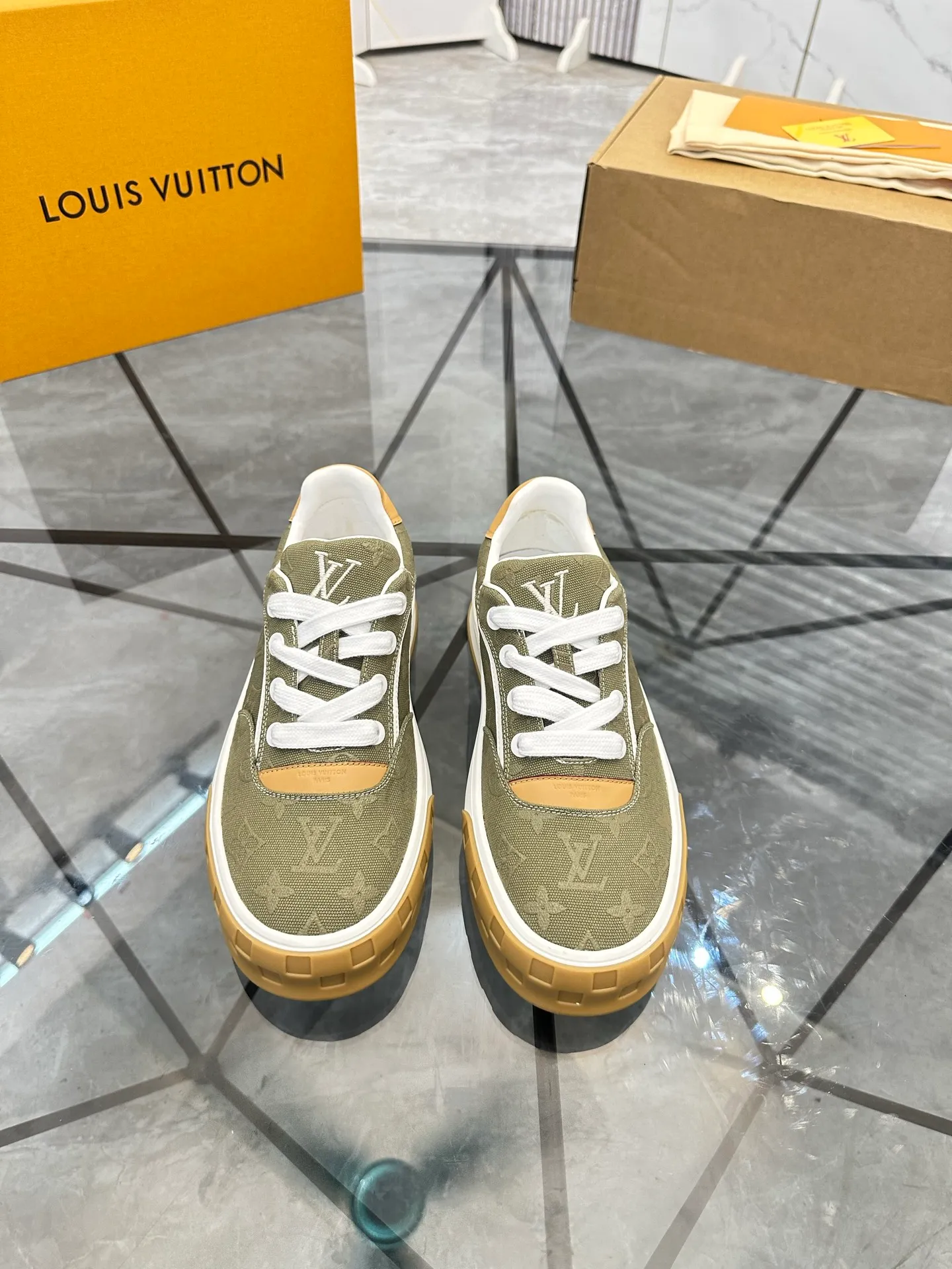 Men's shoes for sale 💰: 💰P660¥ Top quality Comes with airplane case Product trademark: LV* "Louis Vuitton*" low-top casual shoes Regular size: 35-44 (can be customized to 45) Couple style Product materials: imported nubuck leather upper, sheepskin lining, original outsole. Number: 819